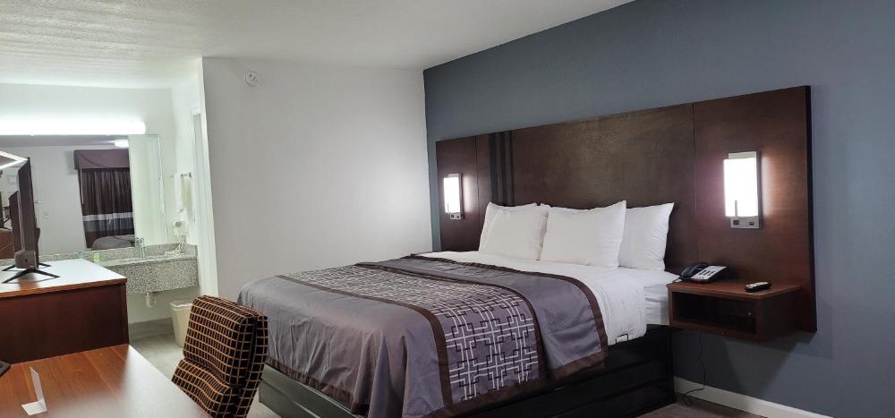 King Room - Non-Smoking interior